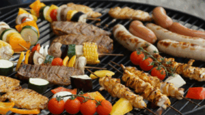 Nourriture sur une grille de barbecue,